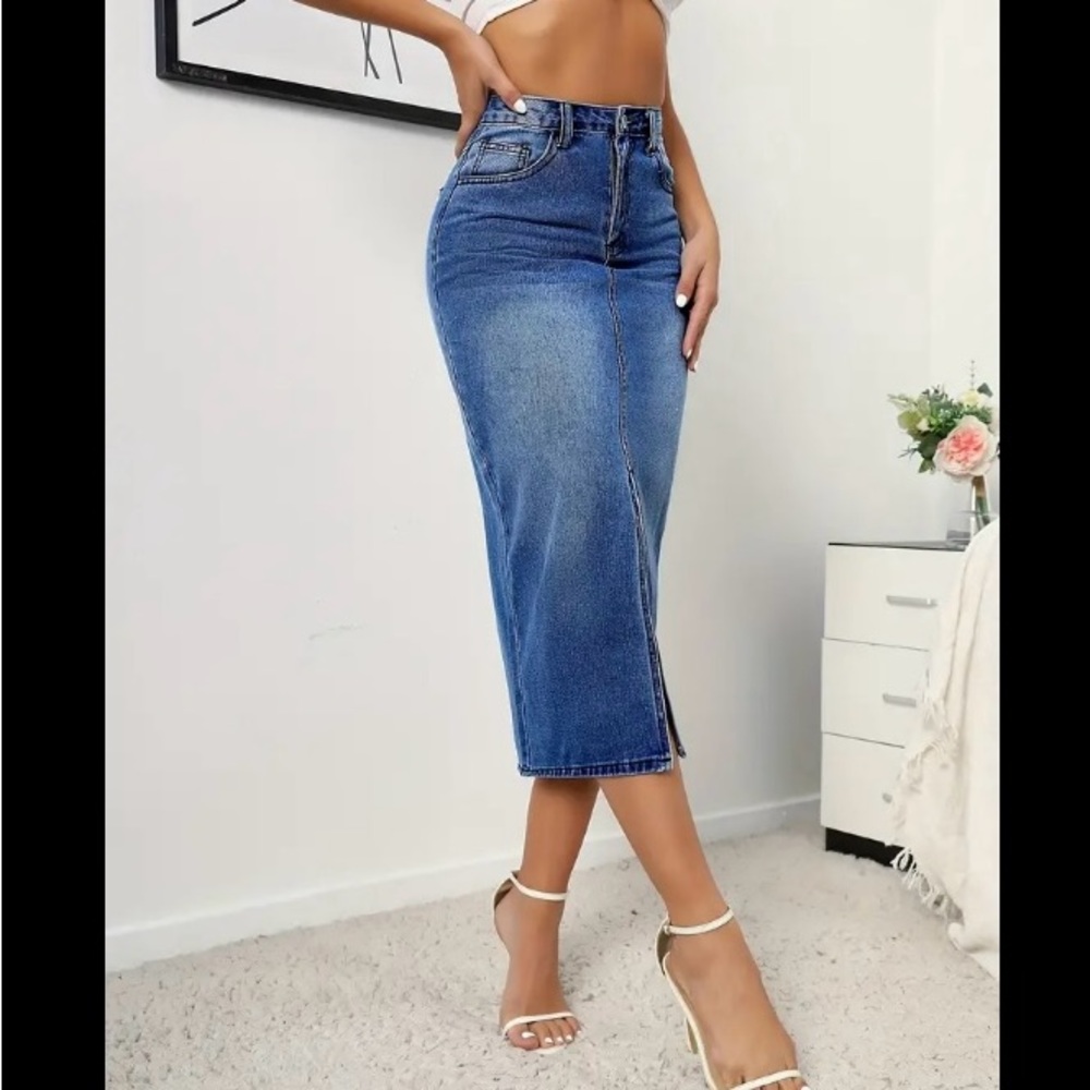 Denim Skirt! The perfect skirt for day or evening 🌸